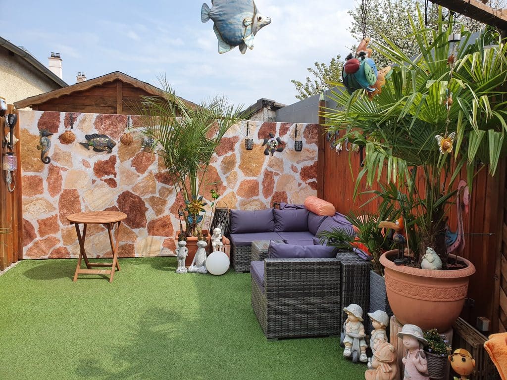 Sichtschutz Terrasse Sichtschutz aus PCV in Steinpotik auf einer Terrasse