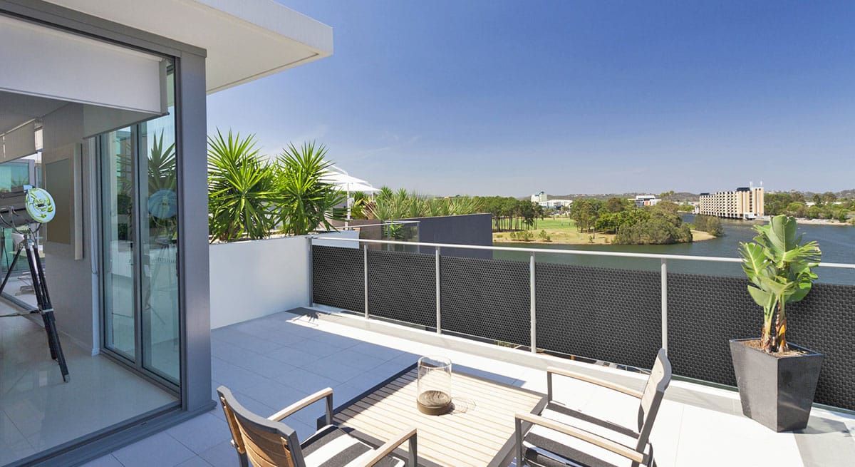 dunkler-rattan-als-zaun-am-balkon dunkler-rattan-als-zaun-am-balkon