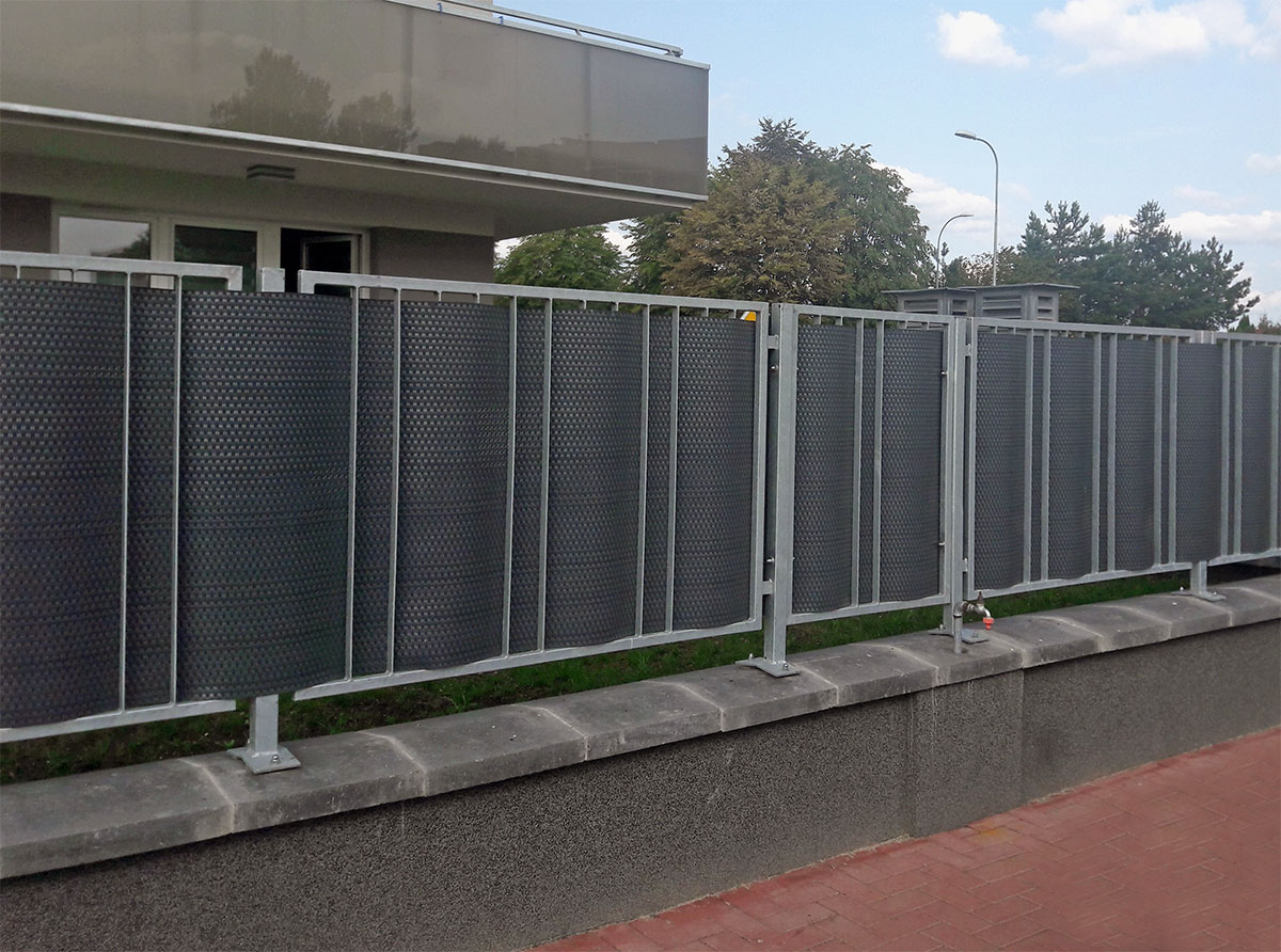 reingeflechtetes-rattan-im-zaun reingeflechtetes-rattan-im-zaun