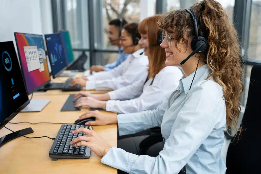 Menschen im Callcenter